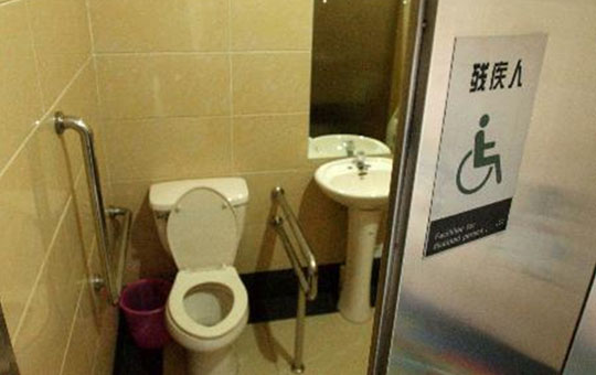 Eine rollstuhlgerechte öffentliche Toilette