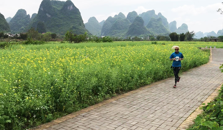 Jogging dans la campagne autour de Yangshuo