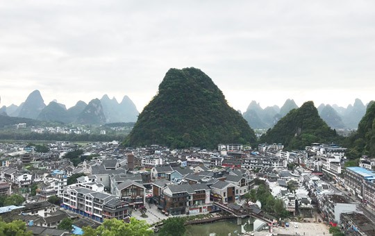 Vista del pequeño pico en el parque de Yangshuo