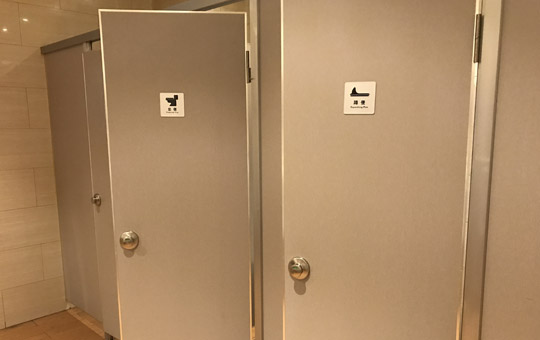 Öffentliche Toilette mit Sitz- und Hocktoilette