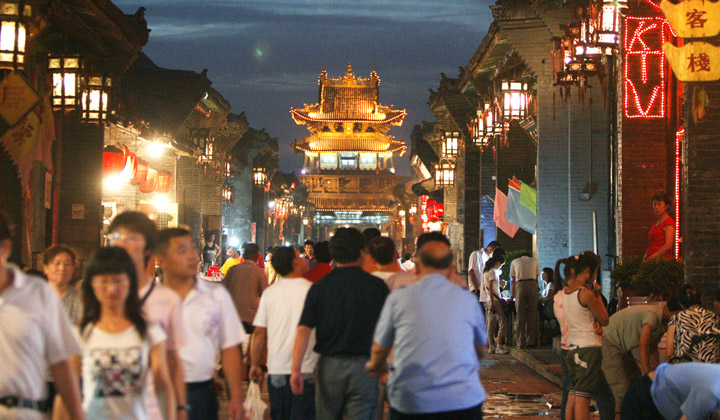 Calle peatonal Mingqing y torre de la ciudad