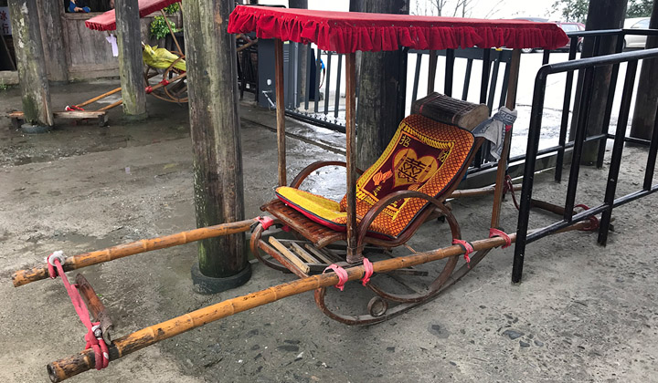 Une chaise à porteurs