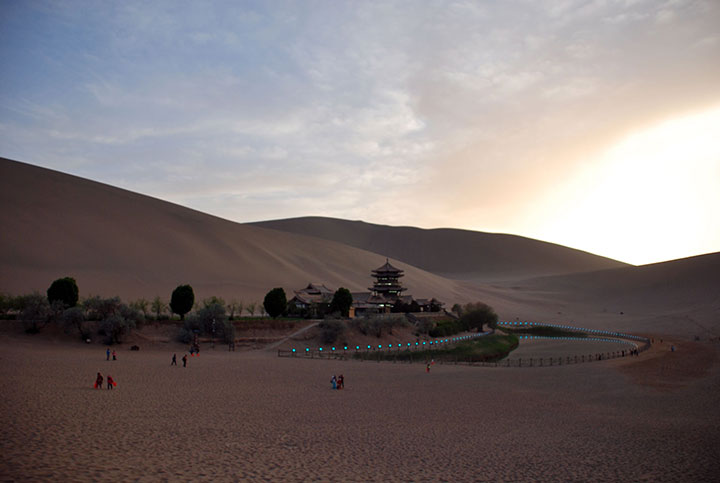 singing sand dunes park and crescent moon lake