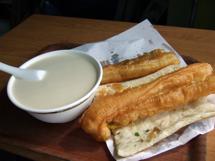 Beignets et lait de soja